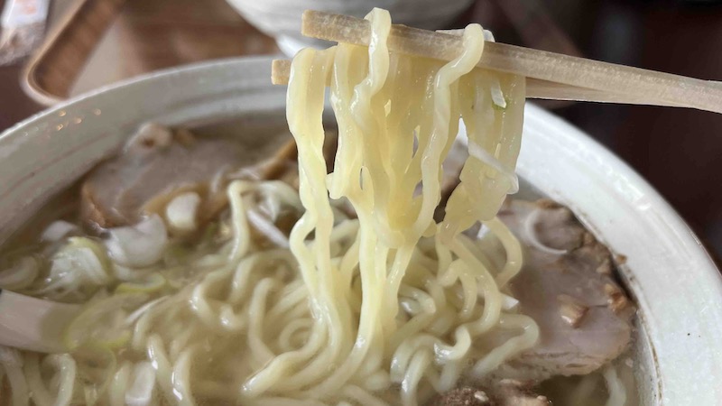 「奥裏磐梯 らぁめんや」の縮れ麺